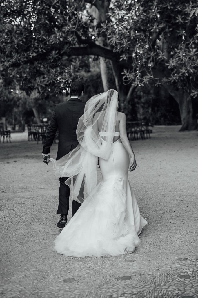 Stylish destination wedding in black and white, Alicante, Spain. Bride and groom walking away. Elegante boda destino blanco y negro, Alicante, España. Novios caminan.