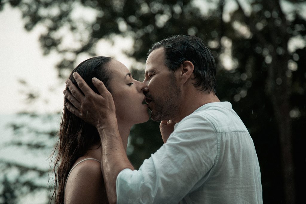 Passionate pre-wedding kiss in Swiss rain. Apasionado beso pre boda bajo lluvia en Suiza